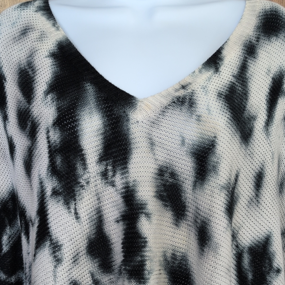 Torrid Lightweight Plus Size V-Neck Sweater 3                           C448 - Picture 4 of 7